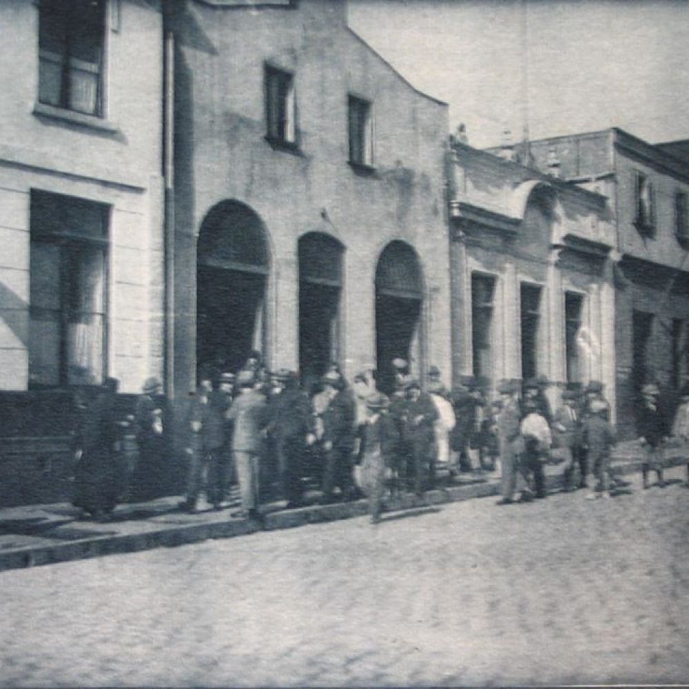 Templo Evangélico Pentecostal de la congregación pastoreada por Willis Hoover, ubicado en la Calle Retamo, Valparaíso, 
emplazado en un recinto adquirido en 1919. Hermanos a la salida del lugar. Fotografía de 1929. Cortesía de Manuel Alveal Vera.
