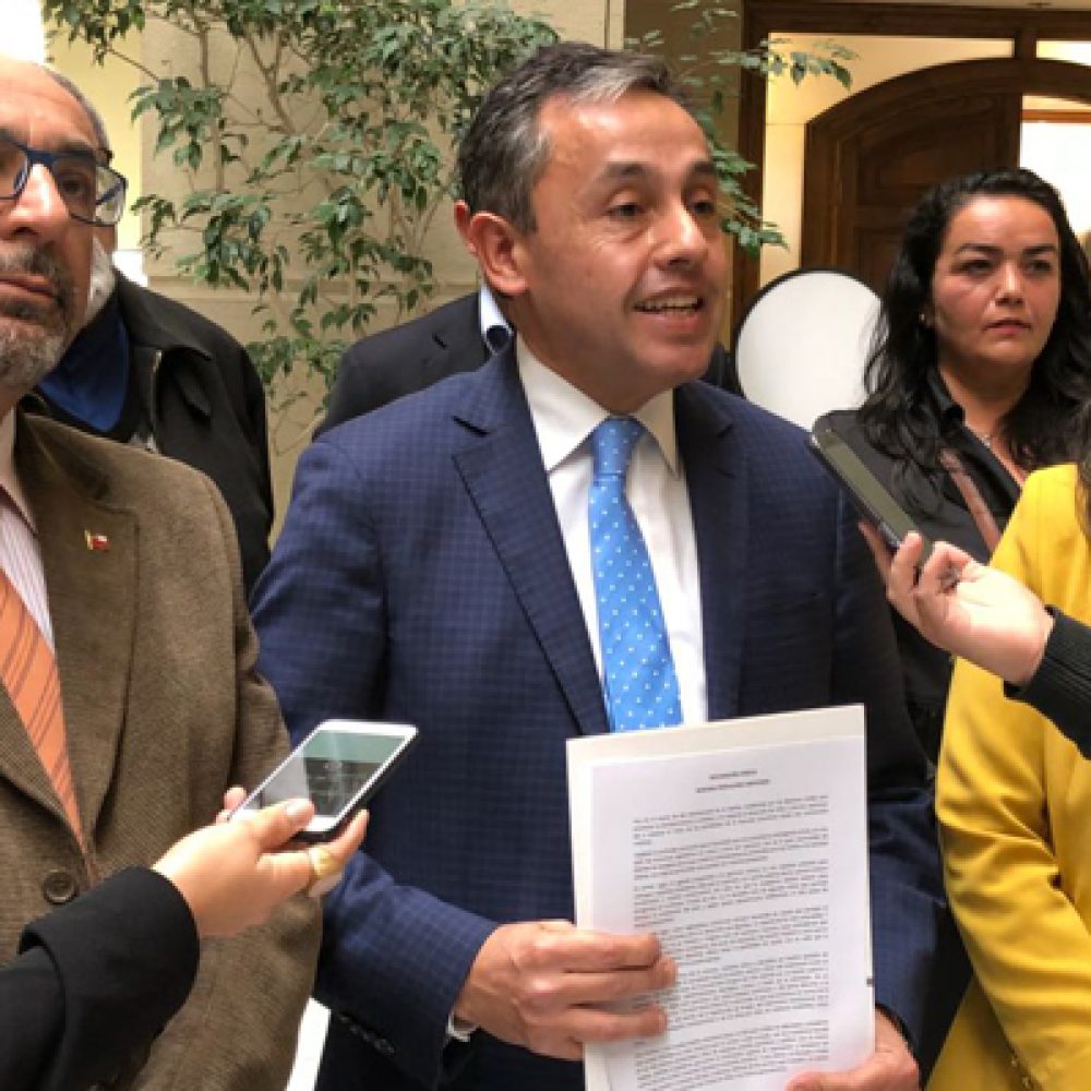 Fotografía de la "bancada evangélica" en Chile, 2018. De izquierda a derecha los diputados: Leonidas Romero, Eduardo Durán y Francesca Muñoz. Fotografía tomada de: http://www.emol.com/noticias/Nacional/2018/05/30/908023/Bancada-cristiana-de-RN-El-Perfil-de-los-tres-diputados-que-arremetieron-contra-Pinera.html