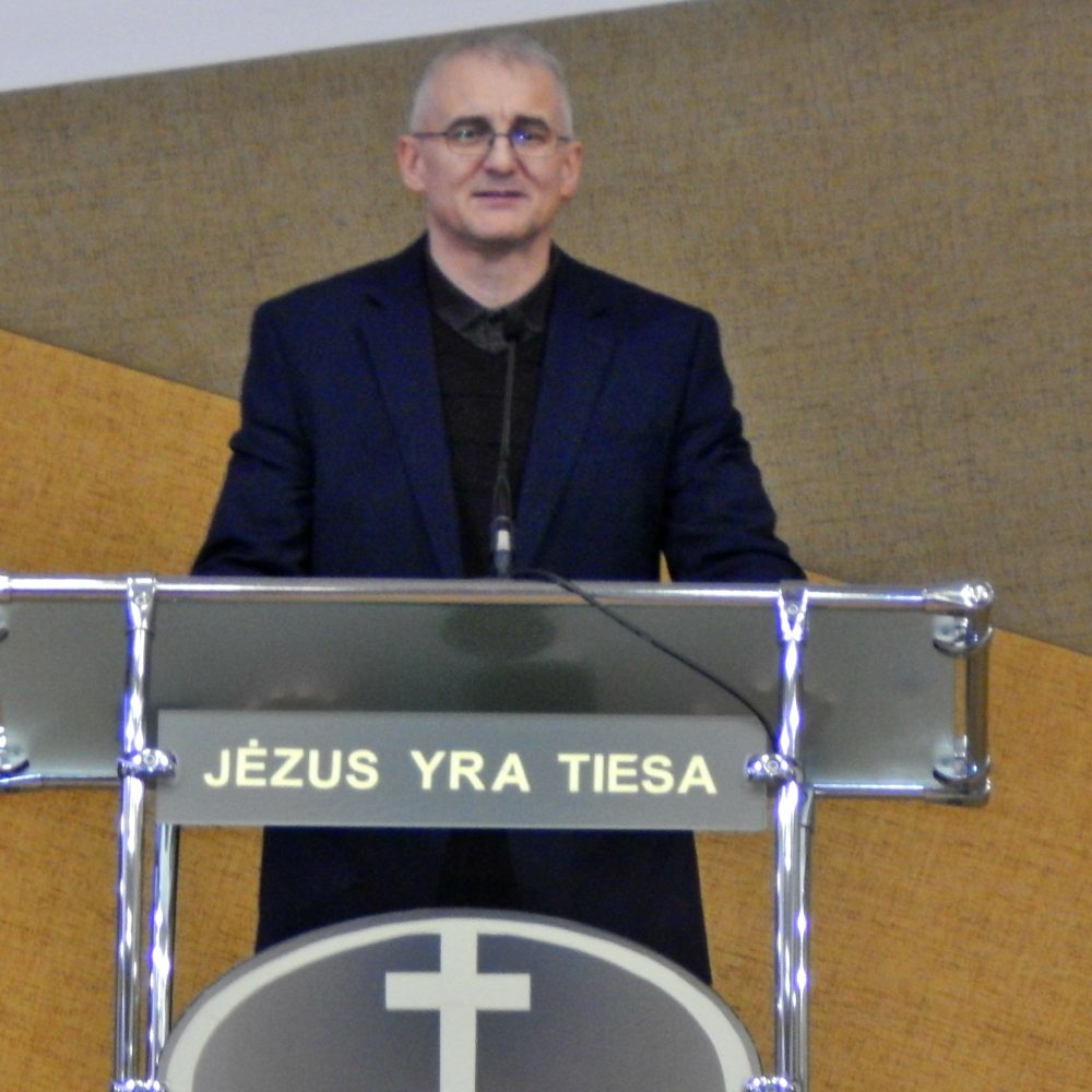 "Jėzus yra tiesa", Jesús es la verdad. Púlpito de la Iglesia Bible Way, Vilna, Lituania.