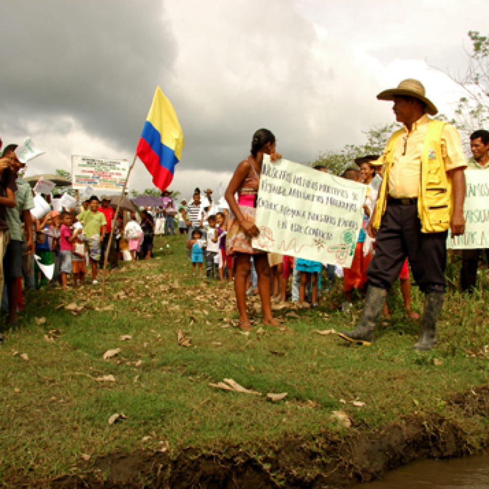 Protesta comunidad El Garzal. Imagen tomada de:
https://www.colectivodeabogados.org/Comunidad-de-El-Garzal-denuncia