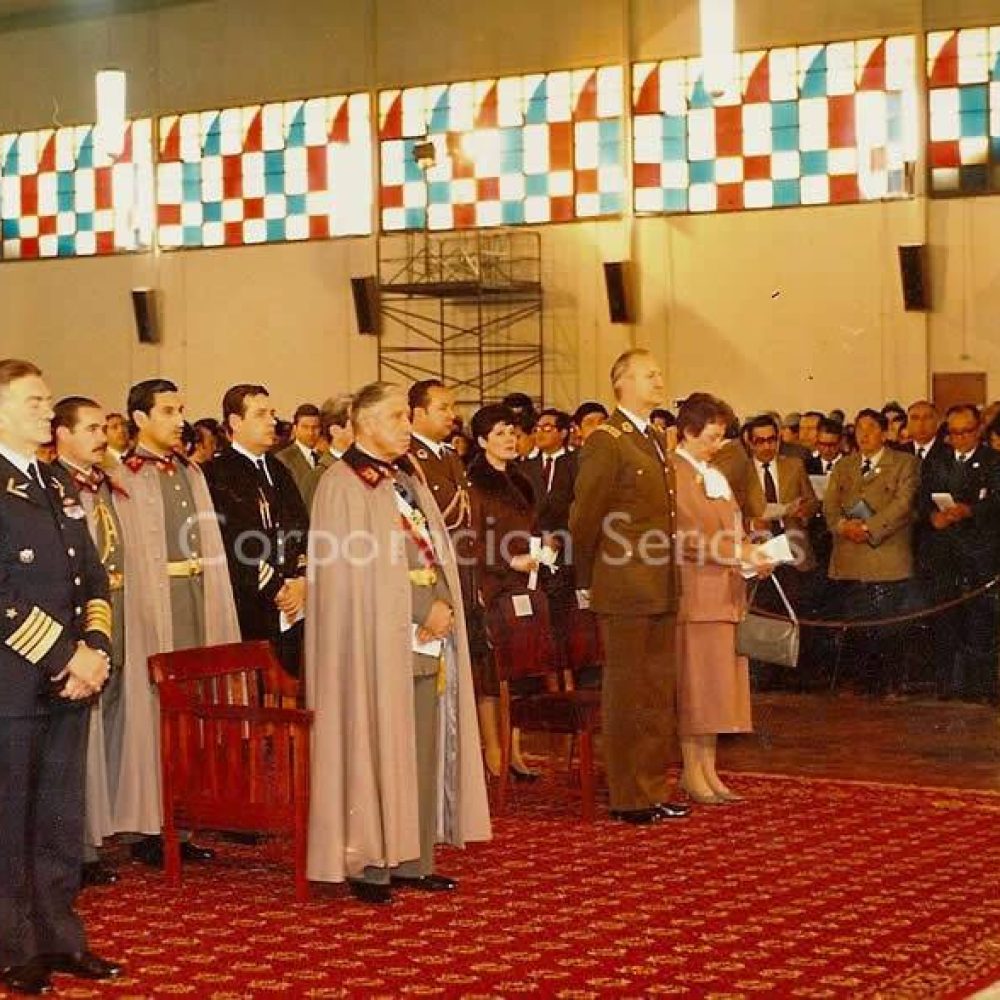 General Augusto Pinochet en TeDeum realizado en la Catedral Evangélica Metodista Pentecostal Jotabeche. Fotografía por cortesía de Corporación Sendas.