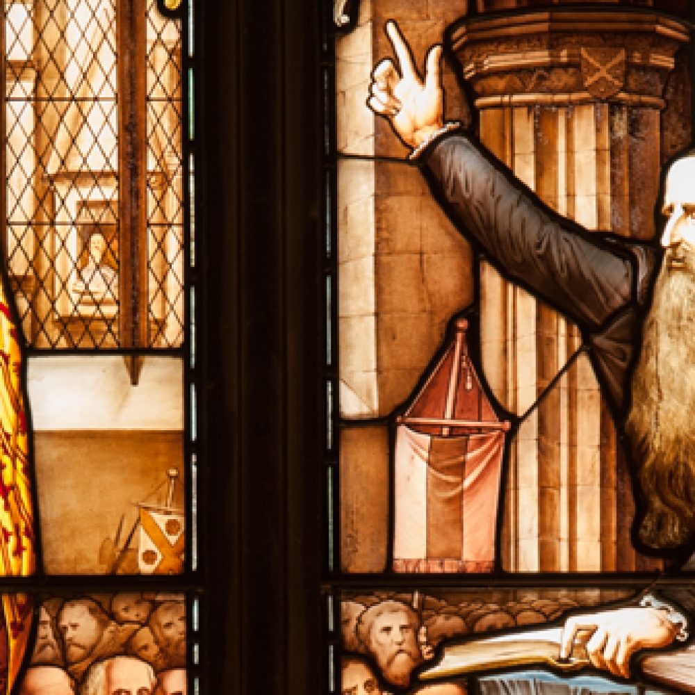 John Knox predicando, vitral en la Catedral St. Giles, Escocia.