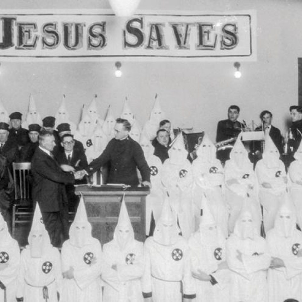 Ku Klux Klan, grupo cristiano racista, es recibido en el servicio de una iglesia bautista en Portland, Oregon, 1922. (Oregon Historical Society, OrHi 51017.)
Imagen tomada de: https://eji.org/history-racial-injustice-racial-segregation-in-church