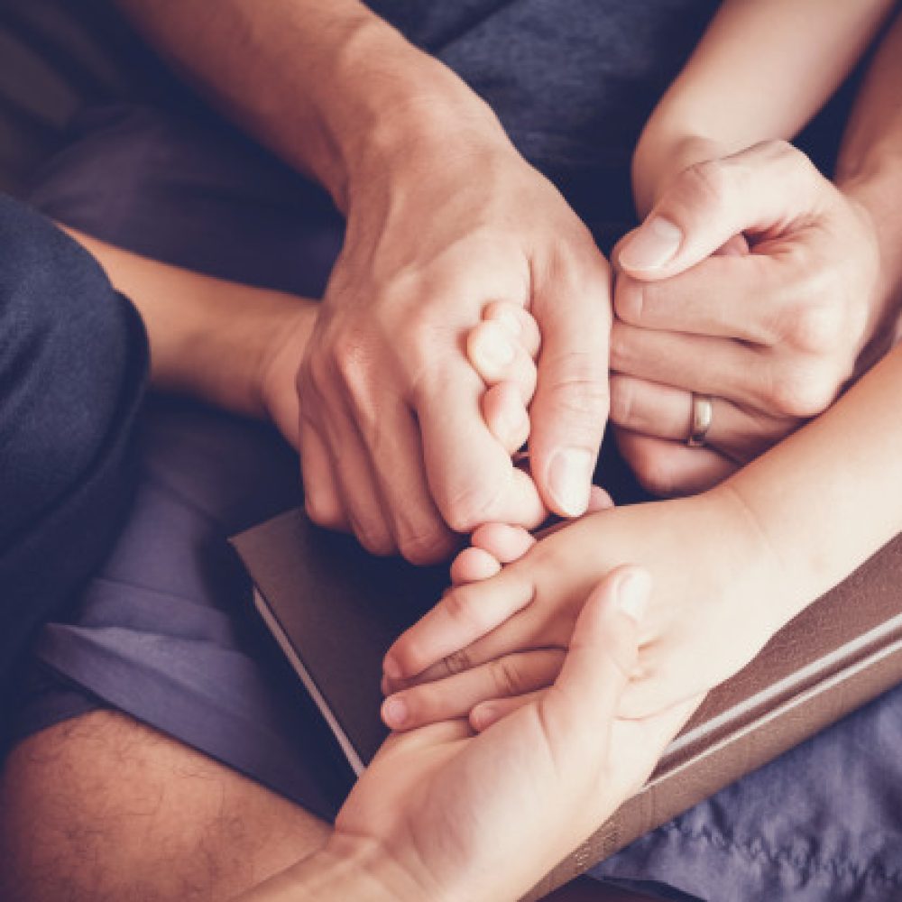 ninos-tomados-mano-orando-sus-padres-casa-familia-ora-teniendo-fe-esperanza_49149-639
