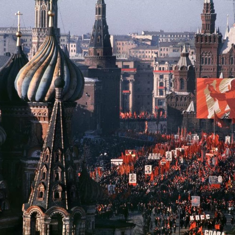 Fotografía de la celebración de los 50 años de la Revolución de Octubre, Moscú, Unión Soviética, 1967. Tomada del sitio: https://www.vintag.es/2013/11/wonderful-colour-photos-of-50th.html